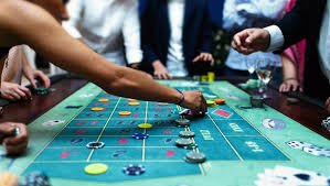 Tampilan permainan live dealer dengan meja roulette dan kartu